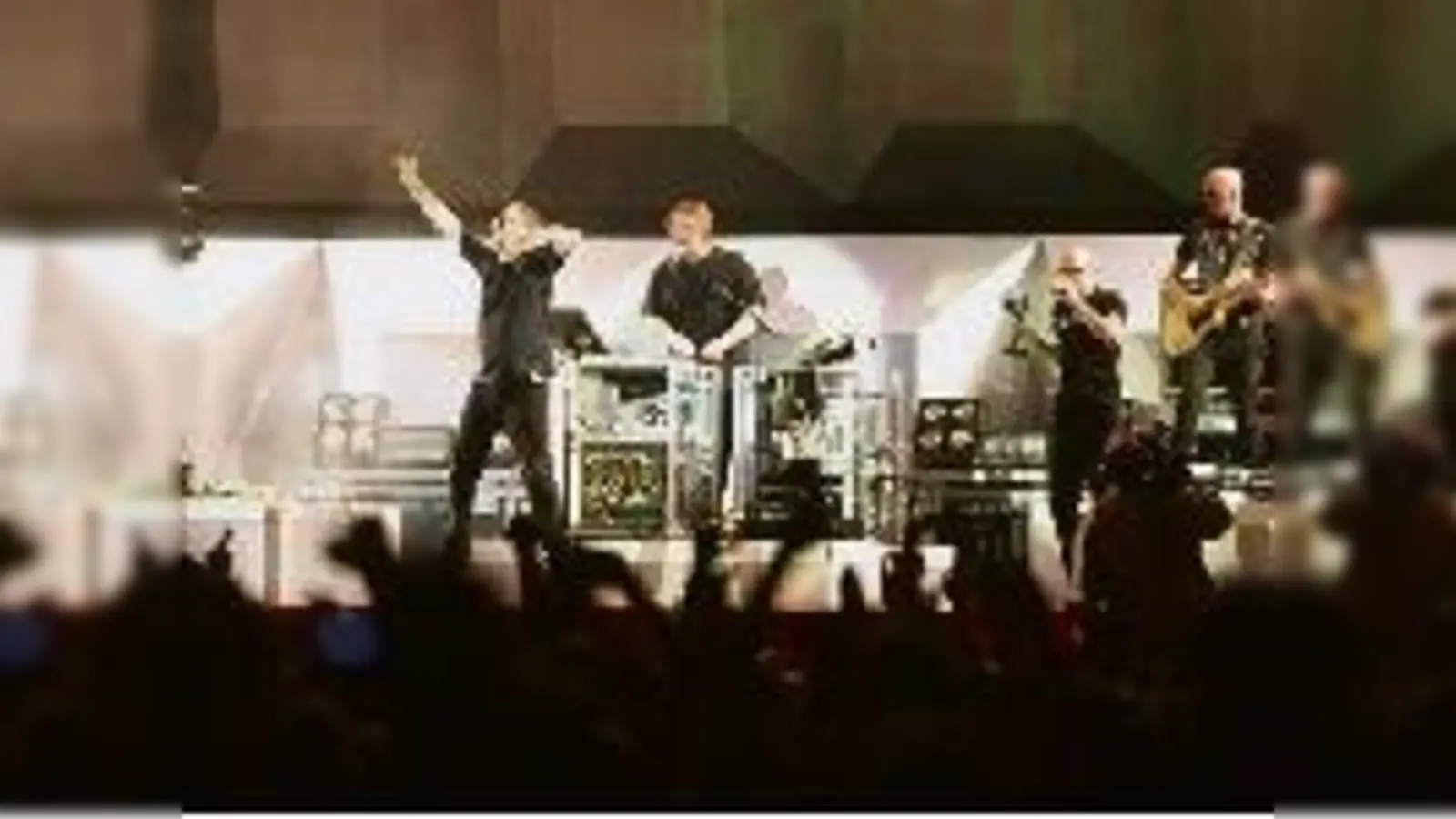 Thomas D heizte mit den »Fantastischen Vier« auf der Bühne ein, als ob sein vorher absolvierter Zehn-Kilometer-Lauf ein Spaziergang gewesen wäre.	 (Foto: VA)