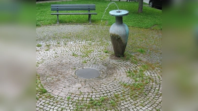 In weitem Strahl spendet der Vasenbrunnen in Milbertshofen beständig frisches Trinkwasser. So kann man jederzeit den Durst stillen oder seine Flasche auffüllen.  (Foto: Baureferat)