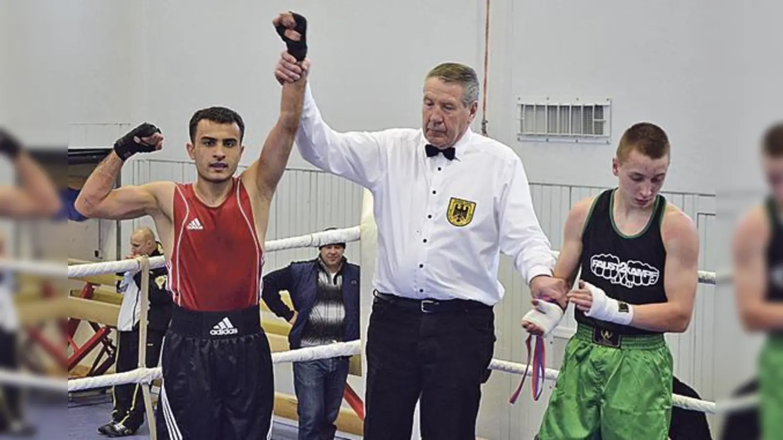 Siegreich: Salman Zadran (v. li.) mit Ringrichter Armin Kneer und Norbert Cerwinsky.  (Foto: VA)
