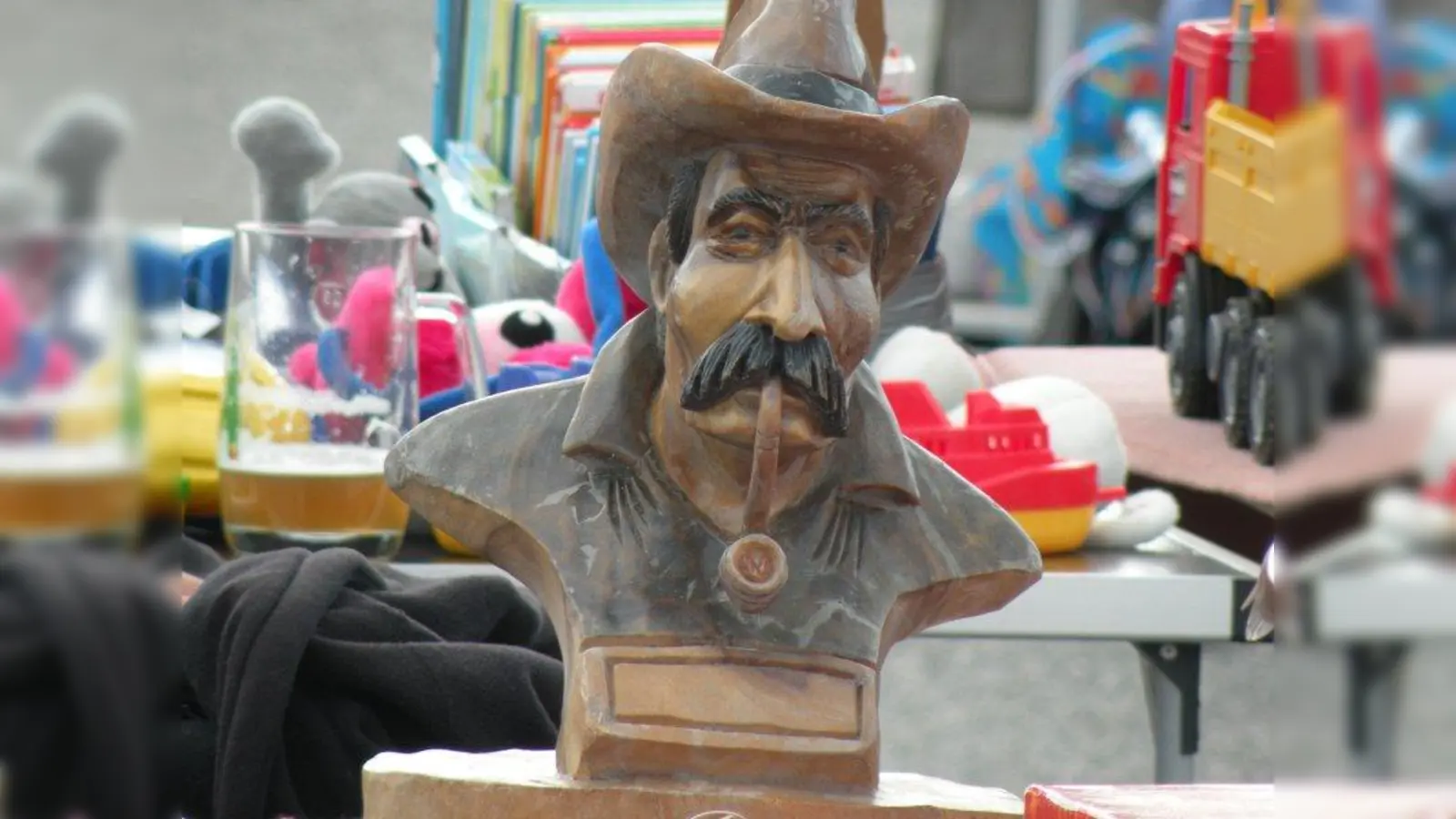 Immer wieder attraktiv: Flohmärkte, die zum Bummeln und Schauen einladen. (Foto: mka / Archiv)