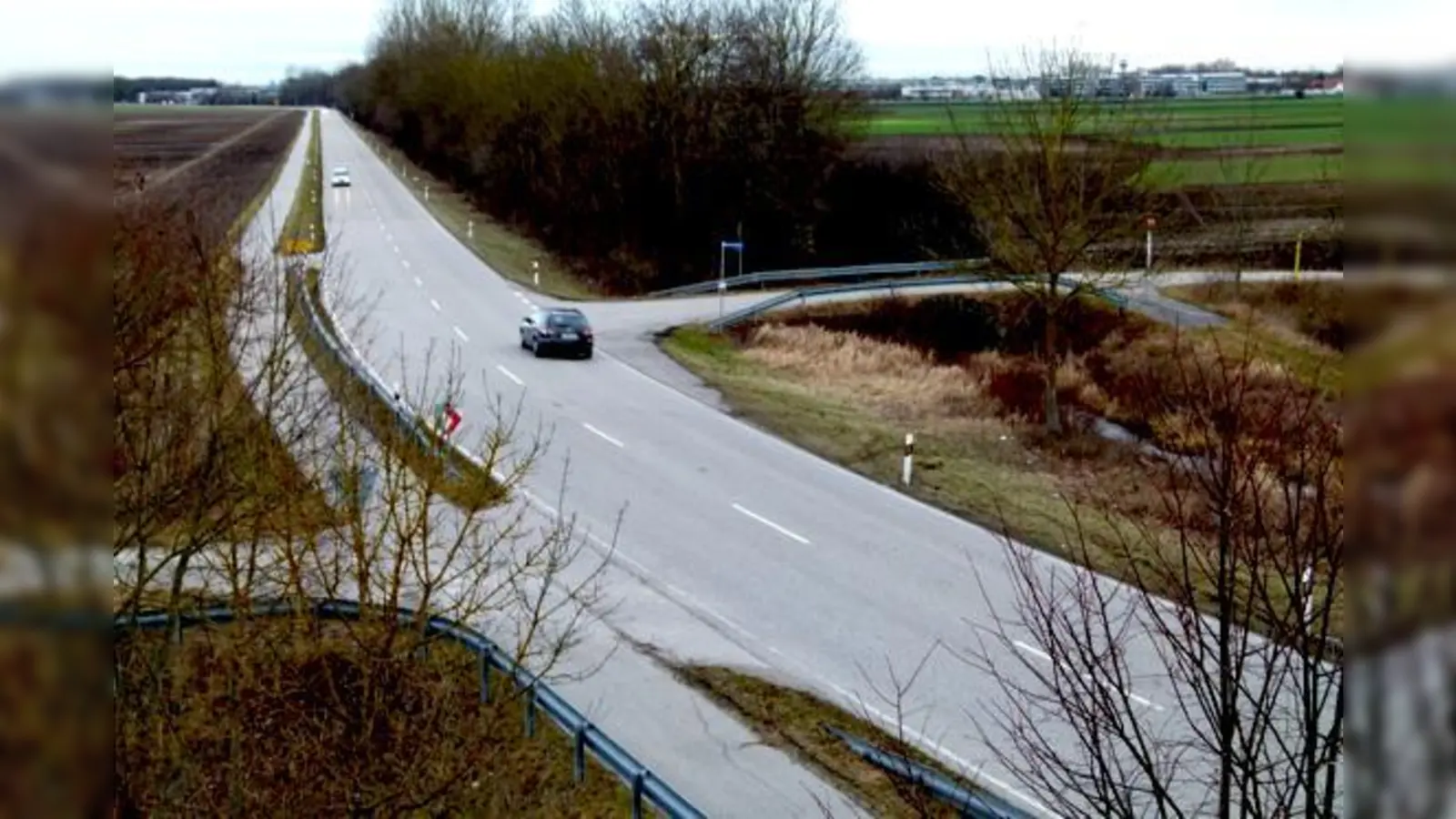 Auf Höhe des Brandstadl (Straße von rechts) ist laut Bürgermeister Stallmeister ein Unfallschwerpunkt auf der FS 44. Jetzt wird bei einer vierwöchigen Vollsperrung der Straßenbelag erneuert, später soll die Straße vierspurig ausgebaut werden.  (Foto: bb)