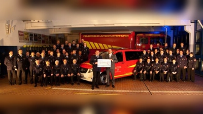 Bei der Jahreshauptversammlung der Freiwilligen Feuerwehr Unterpfaffenhofen wurde das neue „Mitglied” in den Dienst gestellt. (Foto: FFW Germering)