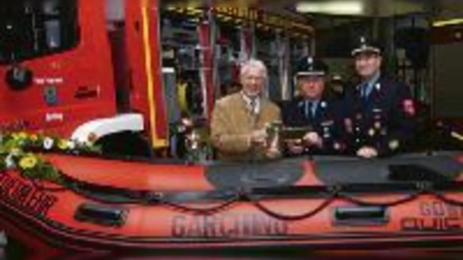 Auf der Straße und im Wasser: (v. l.) Bürgermeister Manfred Solbrig, Feuerwehrkommandant Manfred Scharl und Kreisbrandmeister Josef Vielhuber.	  (Foto: ba)