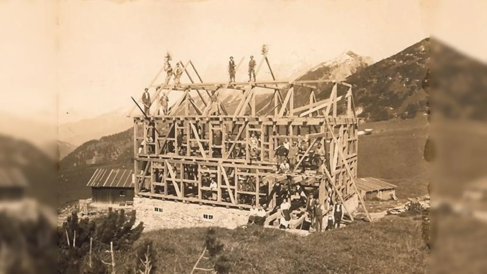 Richtfest auf der Falkenhütte (1922) am Fuße der Laliderer Wände im Karwendel. 	 (Foto: DAV)