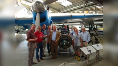 Aktive Mitglieder des Werftvereins an dem neuen Exponat im Museum Flugwerft Schleißheim. (Foto: Werftverein)