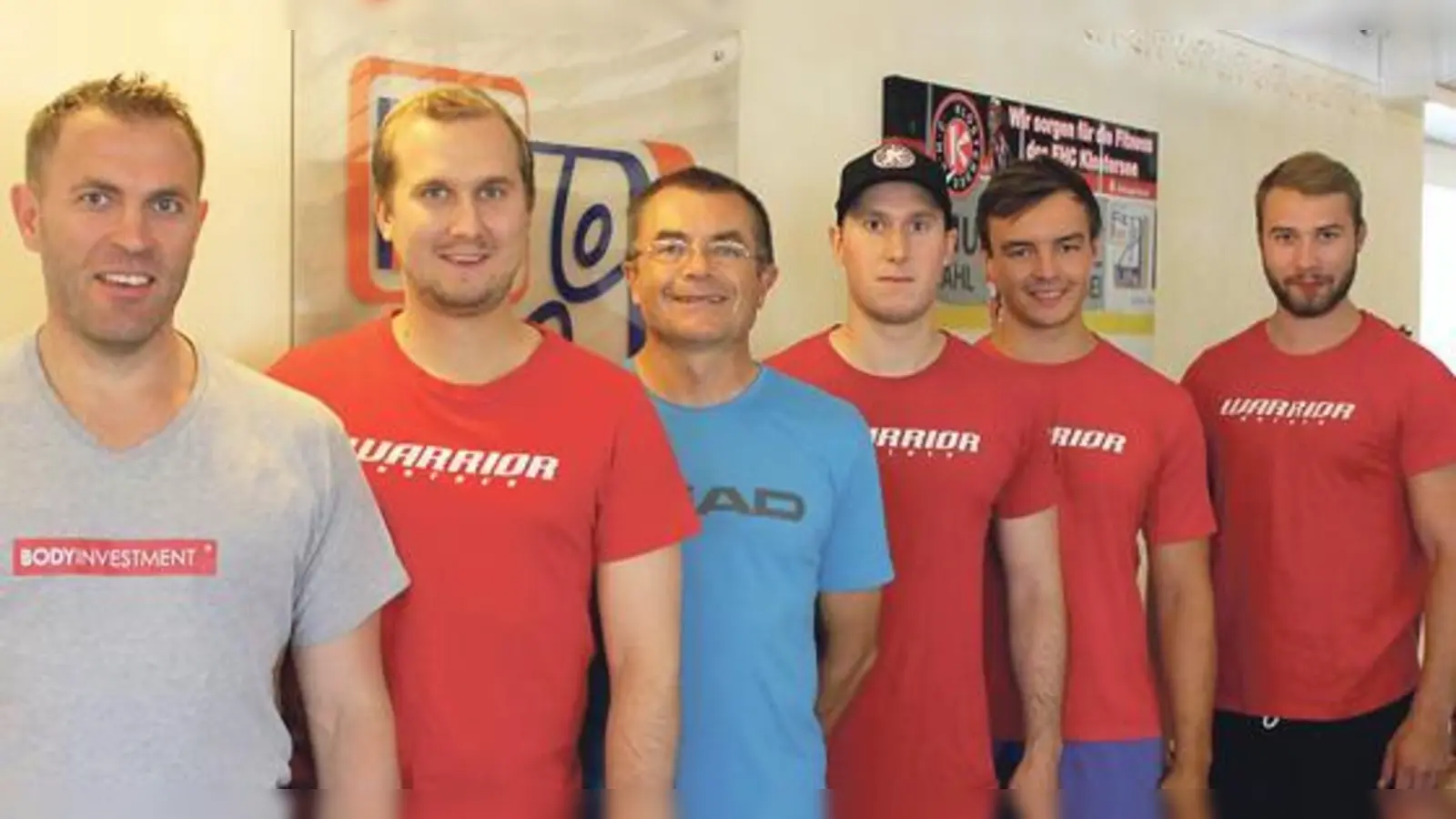 Karl Schmitt (Fit for Life), Dominik Quinlan (Trainer EHC Klostersee), Wolfgang Schnaitter (Betreiber Fit for Life) sowie die Spieler der Rot-Weißen Philipp Quinlan, Raphael Kaefer und Maximilian Pröls (von links nach rechts).	 (Fotos: EHC)