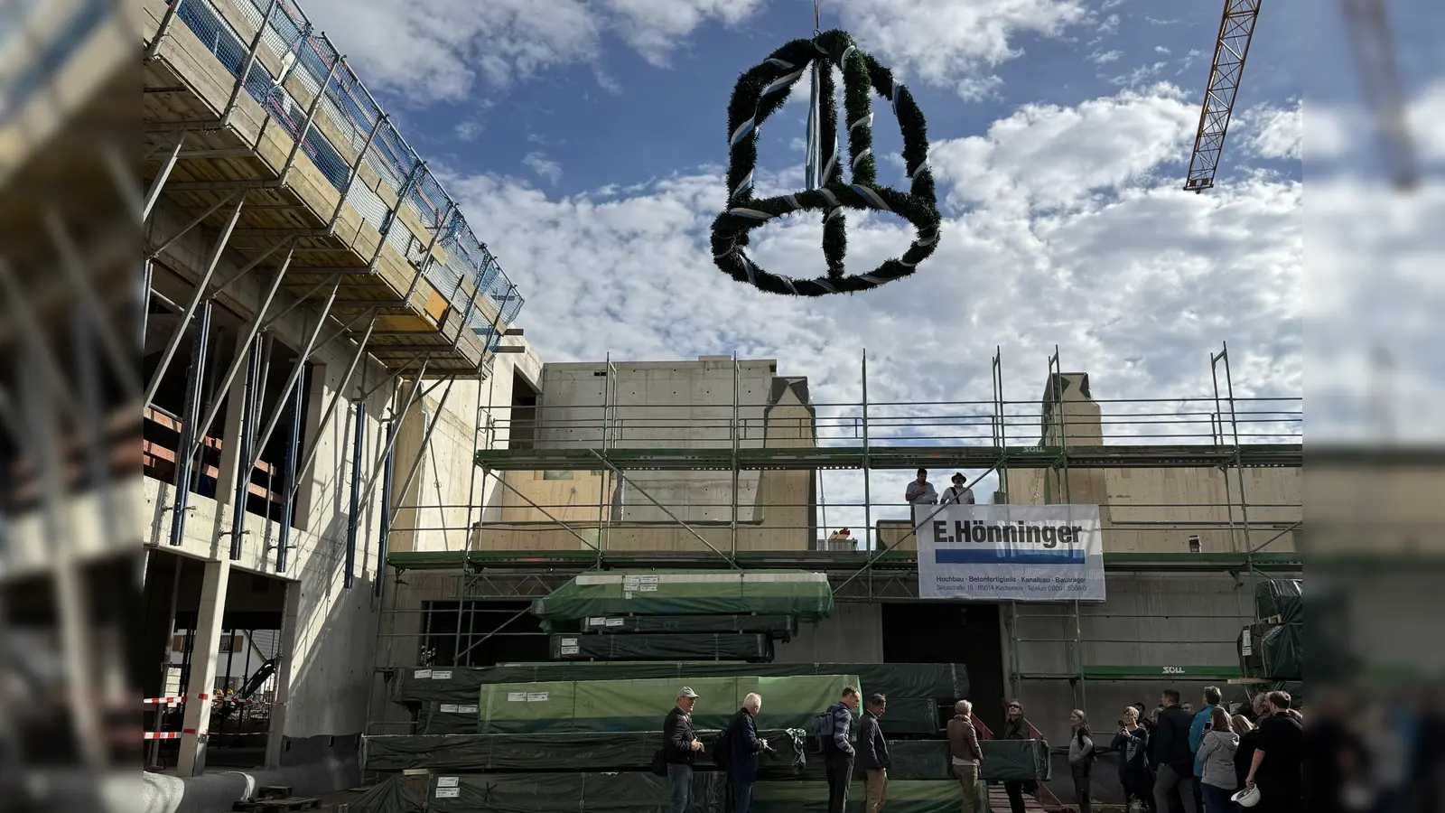 Die Richtkrone wird am Rohbau der neuen Ellis-Kaut-Grundschule hochgezogen.  (Foto: pst)