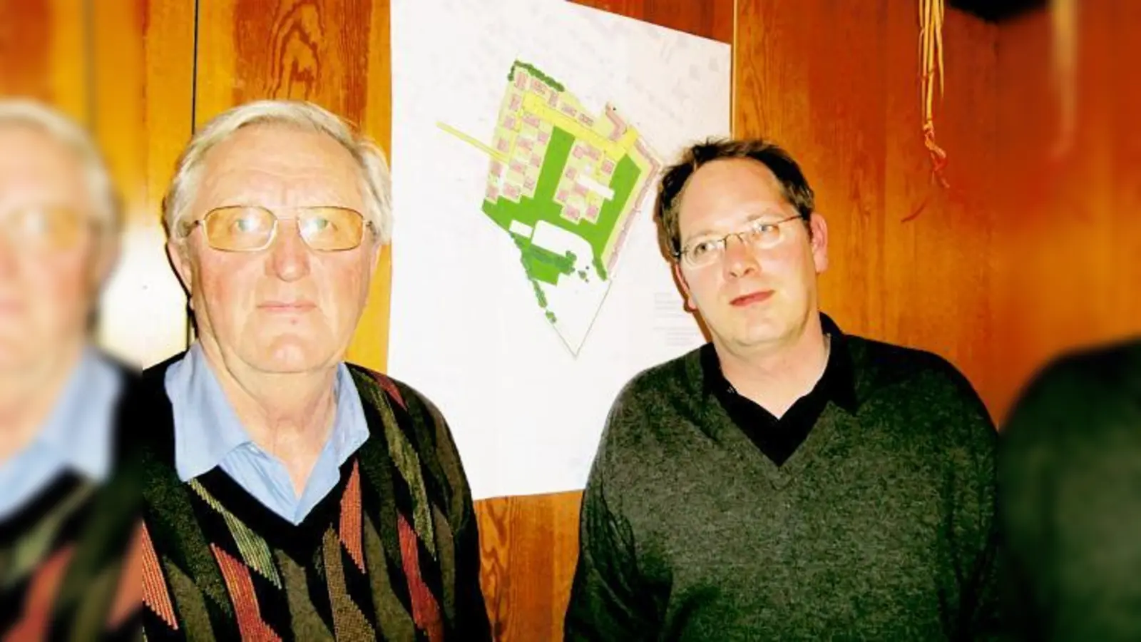 Johann Fuchs (l.) und Oliver Haase erläuterten dem BA die Bedenken der Anwohner bezüglich Verkehrserschließung, Gebäudehöhe und Lage des Kindergartens im geplanten Bauareal der ehemaligen Ziegelei Deck.   	 (Foto: hgb)