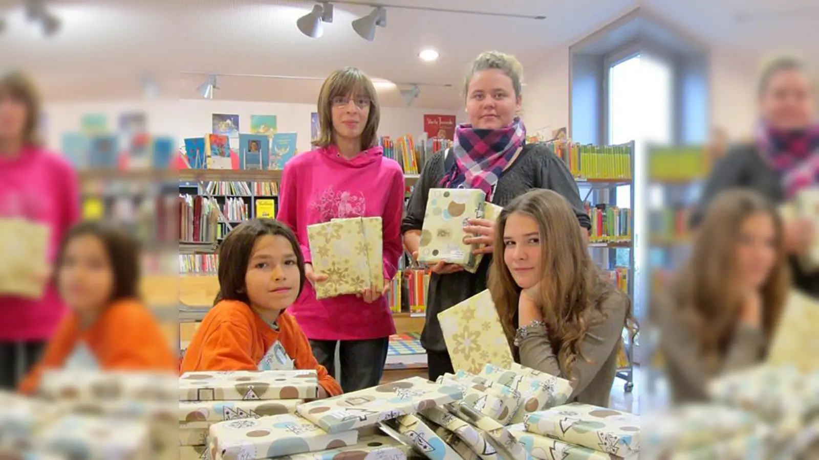 Noah, Susanne, Jessica und Verena (von links) aus den siebten Klassen der Mittelschule am Lodererplatz halfen, die Bücher zu verpacken.  (Foto: Stadt Erding)
