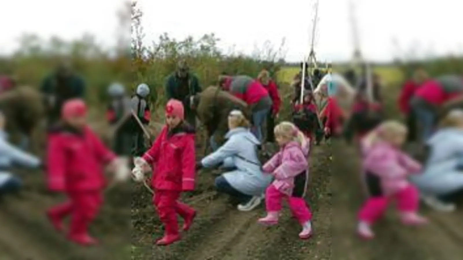 Viele fleißige Helfer bei der Aschheimer Pflanzaktion.  (Foto: Gemeinde)