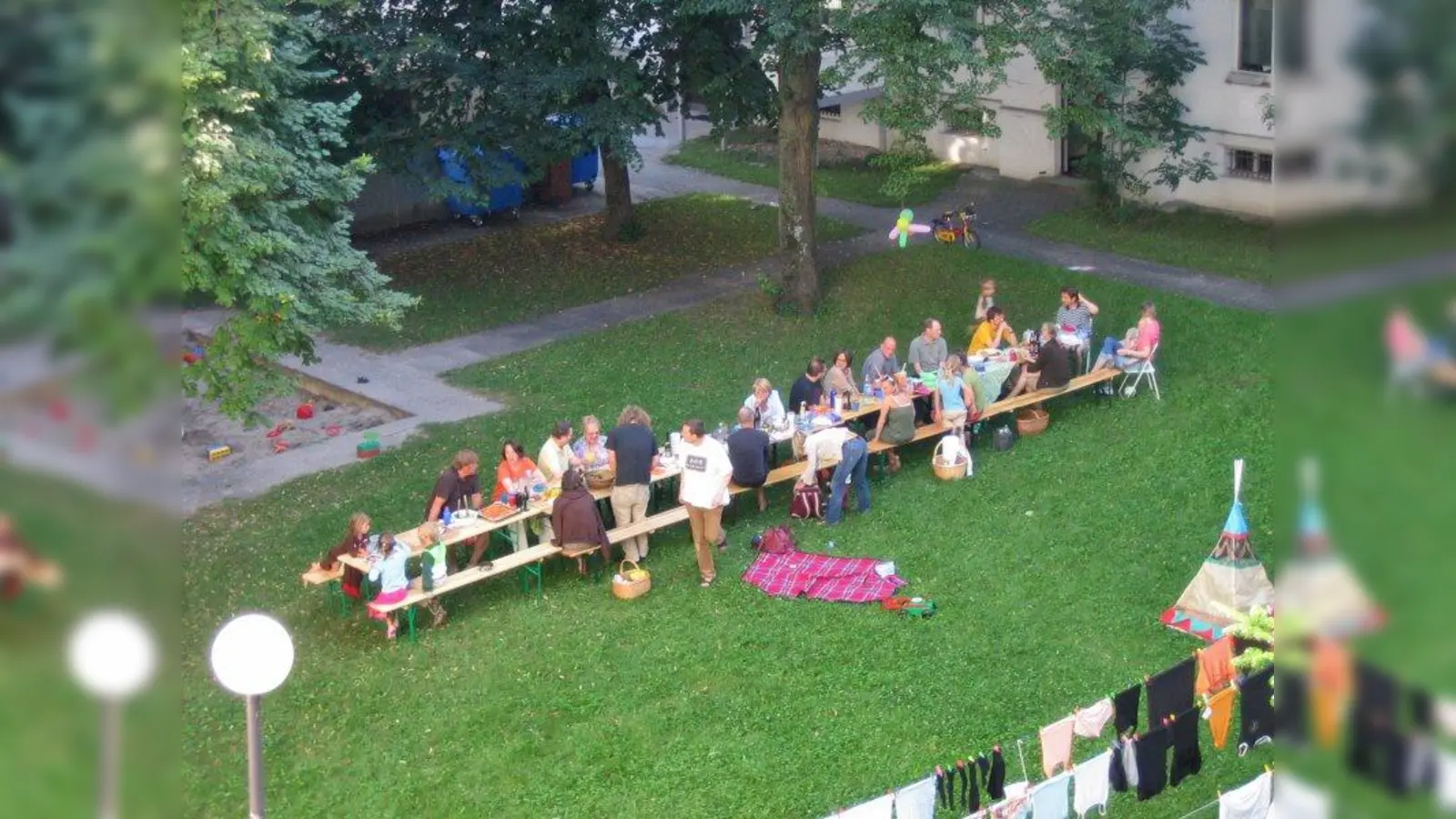 Nachbarn nutzen den grünen Innenhof der Ludwig-Richter-Höfe zum gemeinschaftlichen Beisammensitzen. Wie lange dies noch möglich ist, bleibt ungewiss. (Foto: pi)