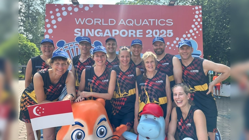 Das Team der SG Stadtwerke München freute sich über seine Erfolge bei der Masters Weltmeisterschaft für Schwimmer in Singapur. (Foto: Matthias Weiss)