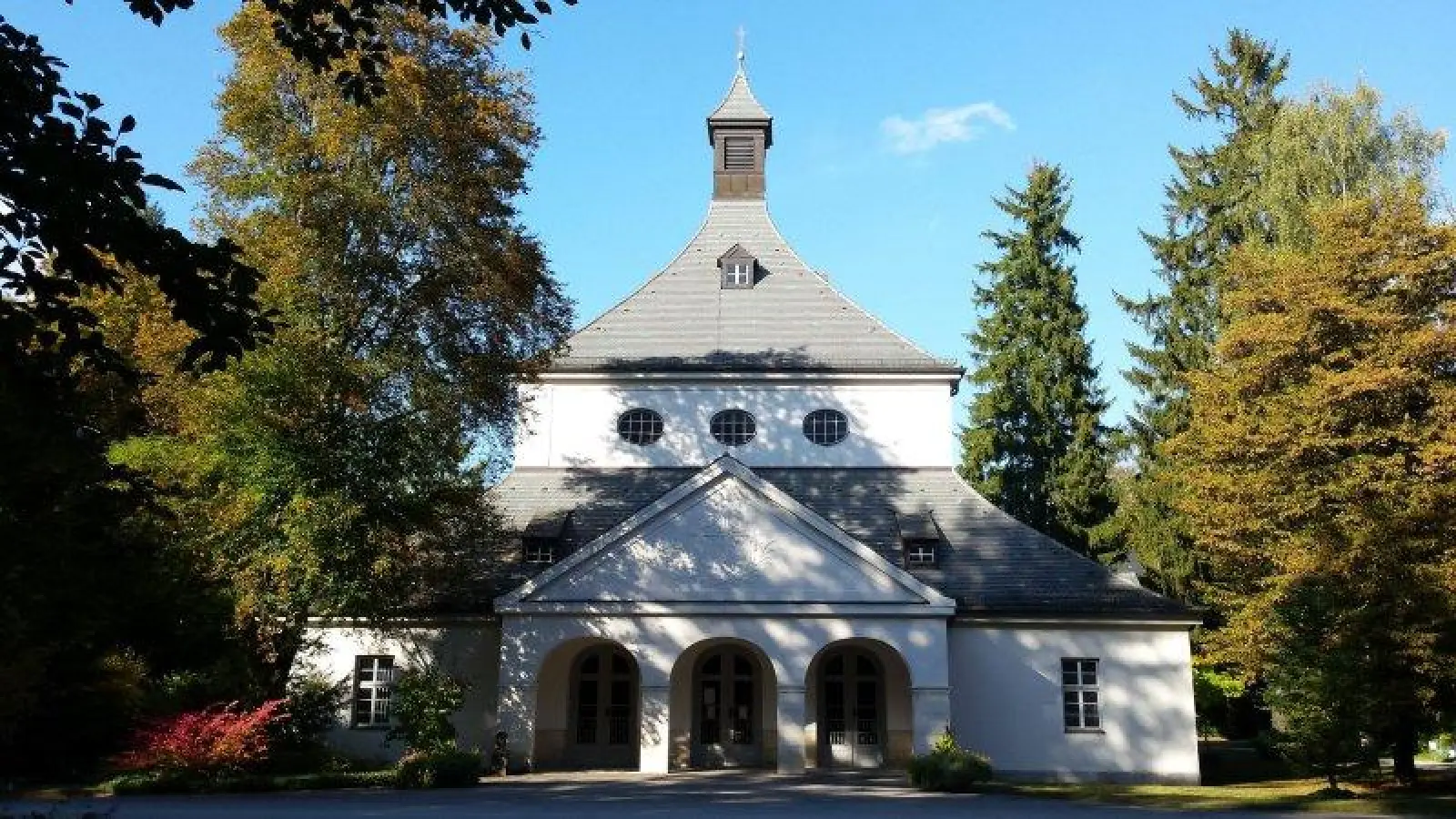 Westend-Schwanthalerhöhe - Im Stadtbezirk 8 gibt es keinen Stadtteilfriedhof. Verstorbene werden meist auf dem Waldfriedhof beerdigt. Dieser besteht aus einem alten und einem neuen Teil. Auf dem Bild ist die Trauerhalle im alten Teil zu sehen. (Foto: eis)