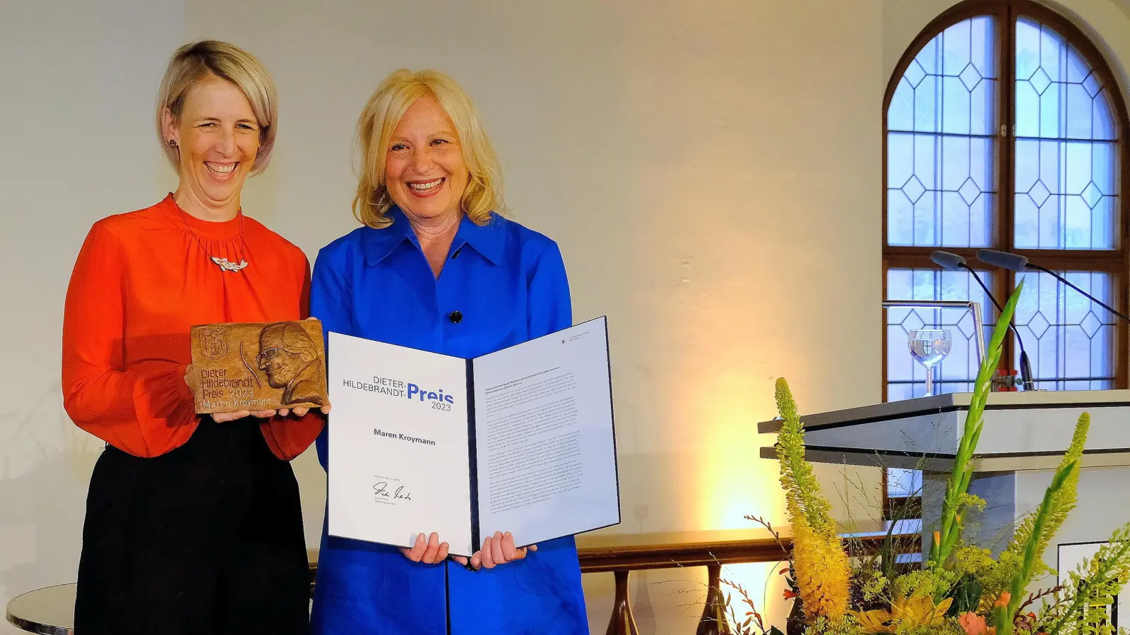 Die Kabarettistin Maren Kroymann (r.) erhielt aus den Händen der 2. Bürgermeisterin Katrin Habenschaden den Dieter-Hildebrandt-Preis überreicht. (Foto: Robert Bösl)