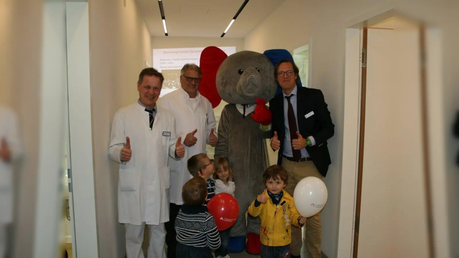 Zum Tag der offenen Tür war auch für die Kinder ein großes, abwechslungsreiches Programm geboten. PD Dr. Peter Lamm, Chefarzt der Herzchirurgie, Dr. Heinz Röttinger Chefarzt für Endoprotethik, Maskottchen Artie und Dr. Clemenz Guth Artemed, Geschäftsführer, freuten sich mit den Kids über die vielen Highlights. (Foto: pi)