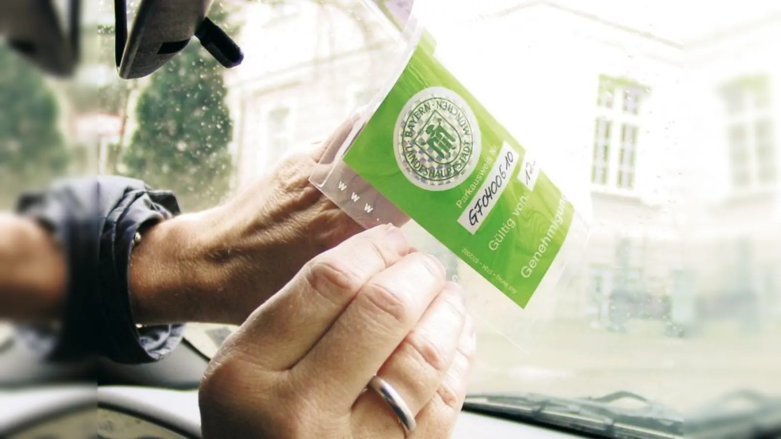 Praktisch: Mit dem ADAC-Cardpicker wird der Parkausweis an der Windschutzscheibe sicher angebracht.