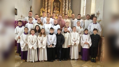 Julia Kronester (in der zweiten Reihe die Dritte von links) hat nach 15 Jahren ihre Zeit als Ministrantin und Oberminstrantin beendet.  (Foto: Gemeinde)