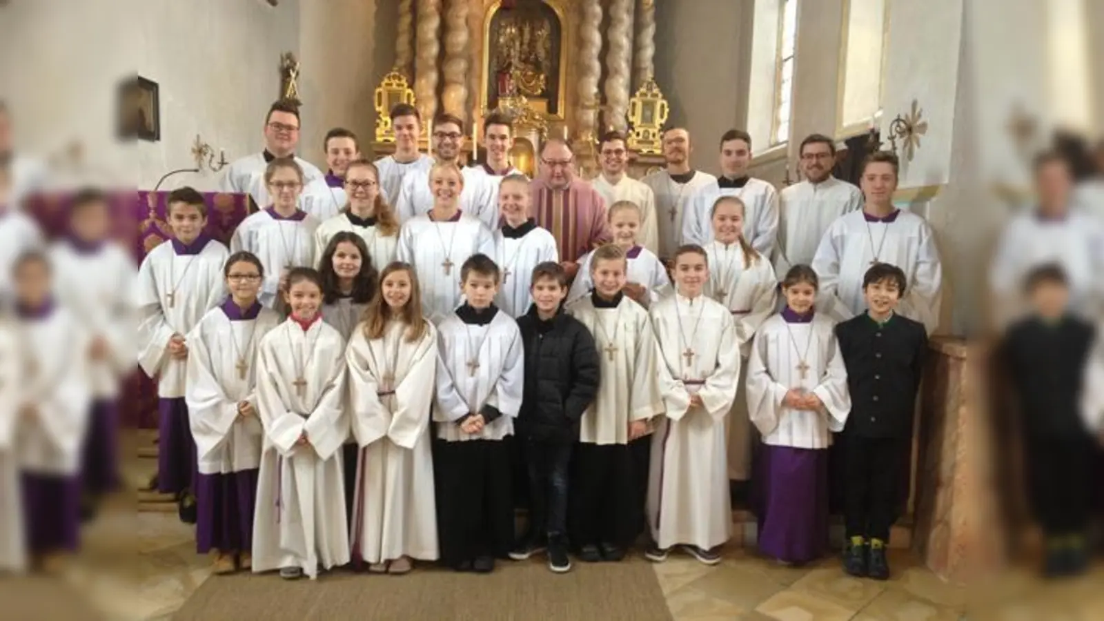 Julia Kronester (in der zweiten Reihe die Dritte von links) hat nach 15 Jahren ihre Zeit als Ministrantin und Oberminstrantin beendet.  (Foto: Gemeinde)