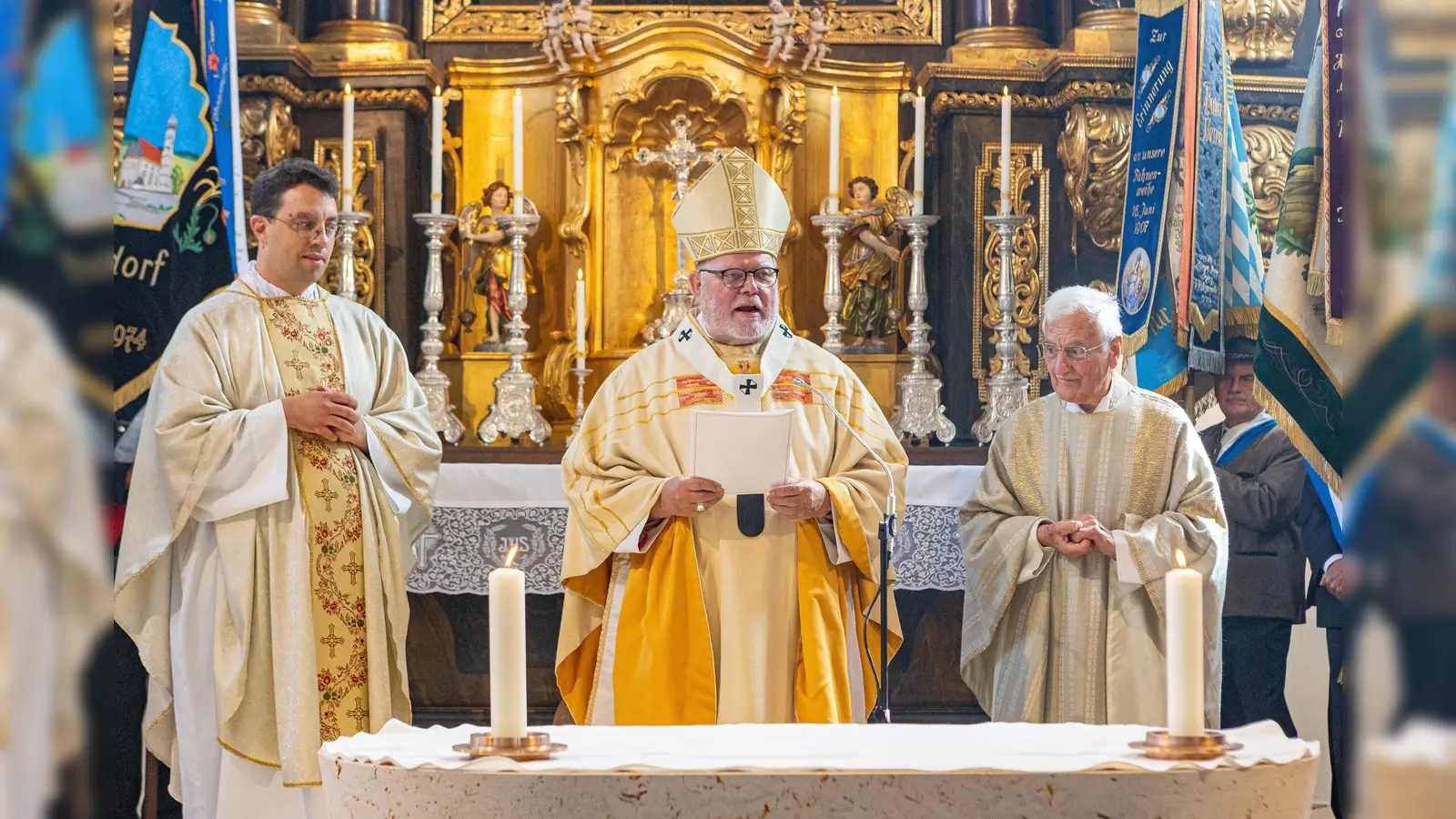 Kardinal Marx (Bildmitte) kam persönlich nach St. Emmeram, um den neuen Altar einzuweihen. Im zur Seite stand Pfarrer Manuel Kleinhans (l.).  (Foto: Robert Kiderle Fotoagentur)