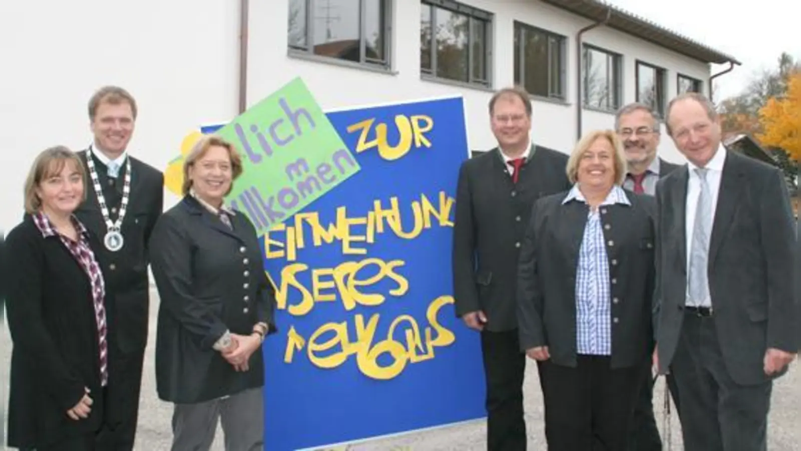 Freuen sich über den gelungenen Anbau (v. l.) Barbara Stoll, Stefan Schelle, Landrätin Johanna Rumschöttel, Wolfgang Panzer, Barbara Bogner, Matthias Ruhdorfer und Günter Braun.	 (Foto: hol)