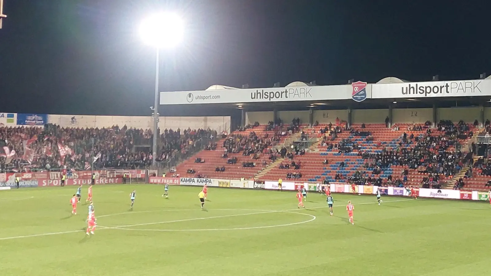 Die Chancen stehen gut, dass im Sportpark Unterhaching auch 2024/25 Drittliga-Fußball zu sehen ist. (Foto: bas)