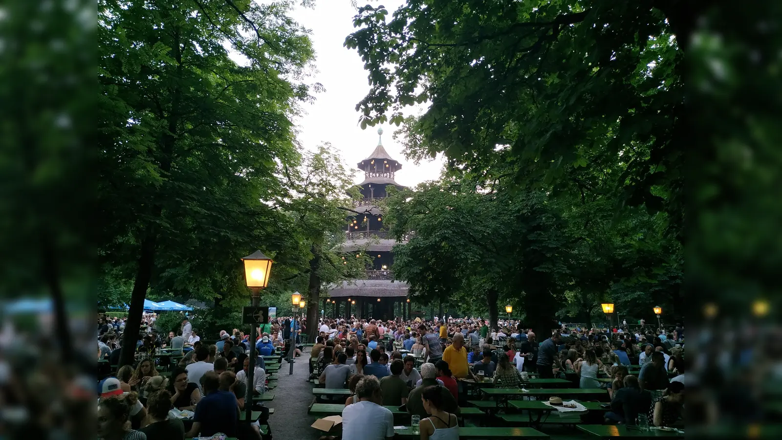 Nun kann man an lauen Biergartenabenden im Englischen Garten auch kostenfrei im Internet surfen.  (Foto: Stefan Dohl)