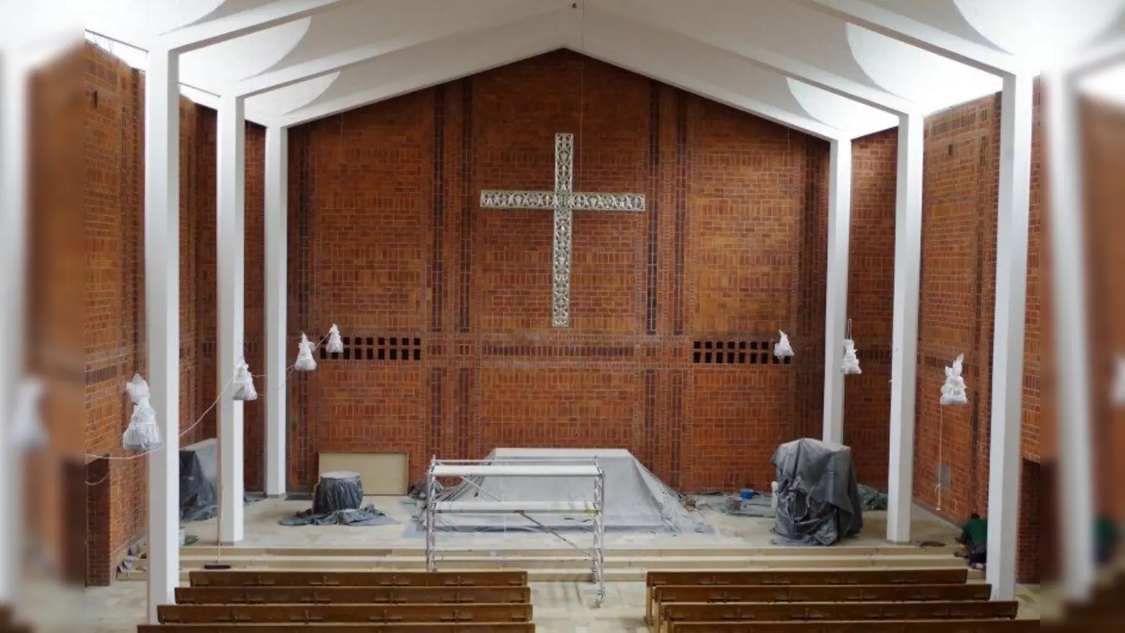 In den 14 Monaten, in denen die evangelische Paul-Gerhardt-Kirche geschlossen war, hat sich einiges getan: Das Dach wurde renoviert, die Backsteine gereinigt und die Säulen bekamen einen neuen Anstrich. (Foto: BK)