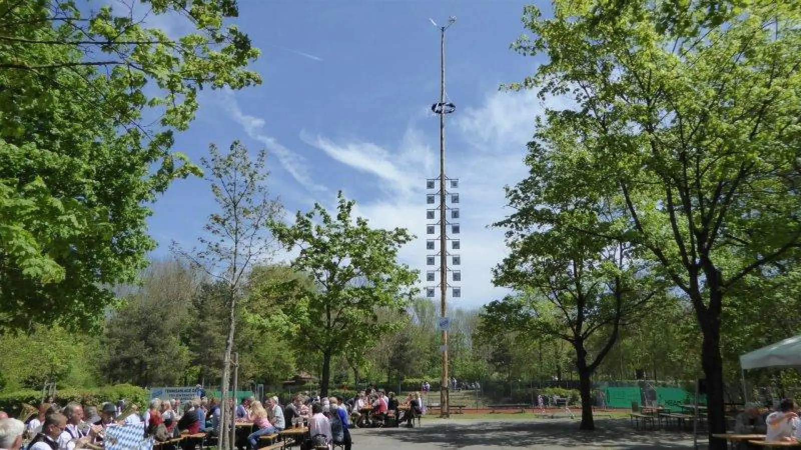 Rund 220 Zuschauer kamen zum Maibaumaufstellen zusammen. (Foto: TSV Karlsfeld)