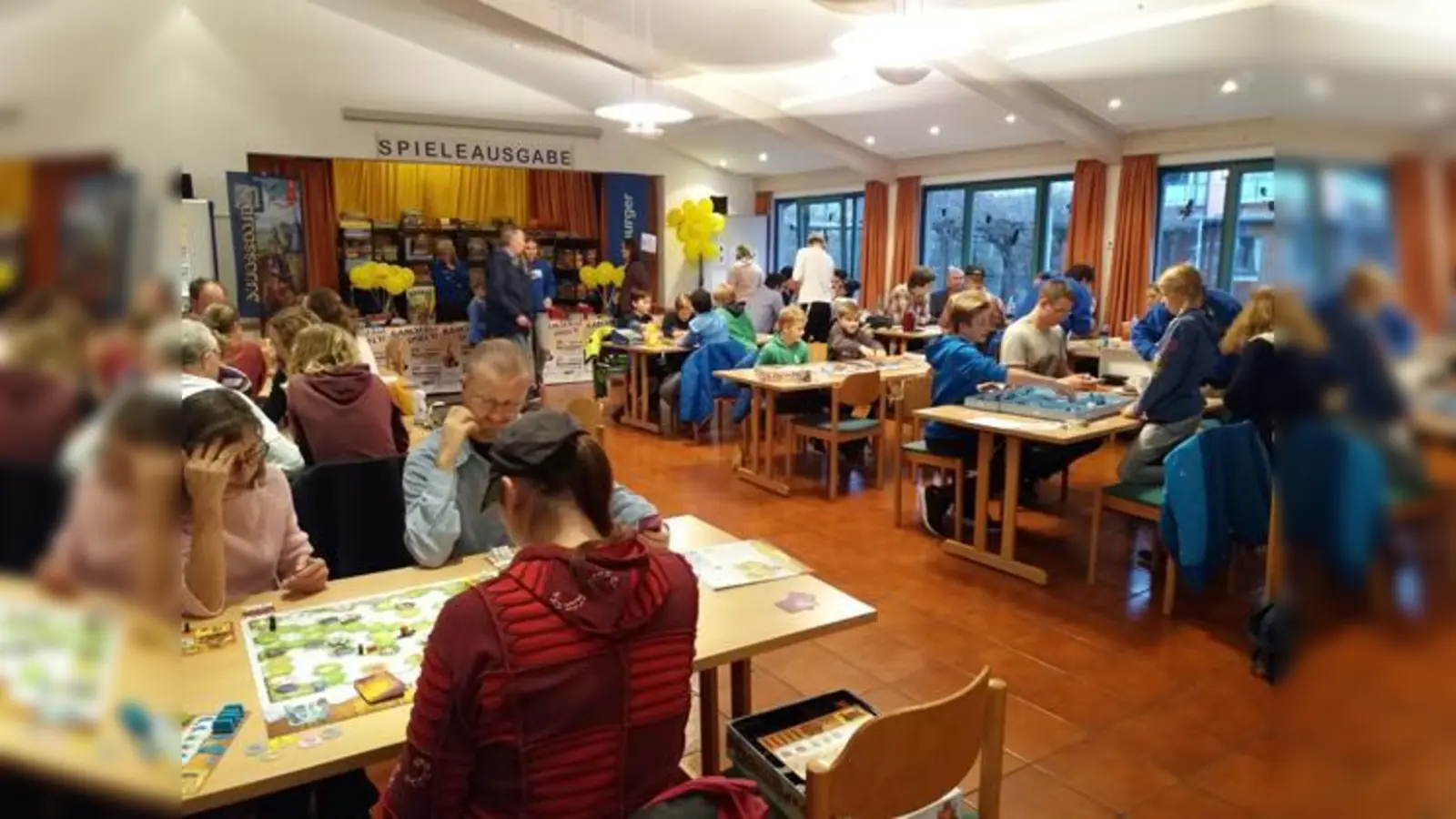 Spielen ist in. Bei den Karlsfelder Spieletagen am vergangenen Wochenende waren die Spieltische praktisch durchgehend besetzt.	 (Foto: Spieletreff Karlsfeld)