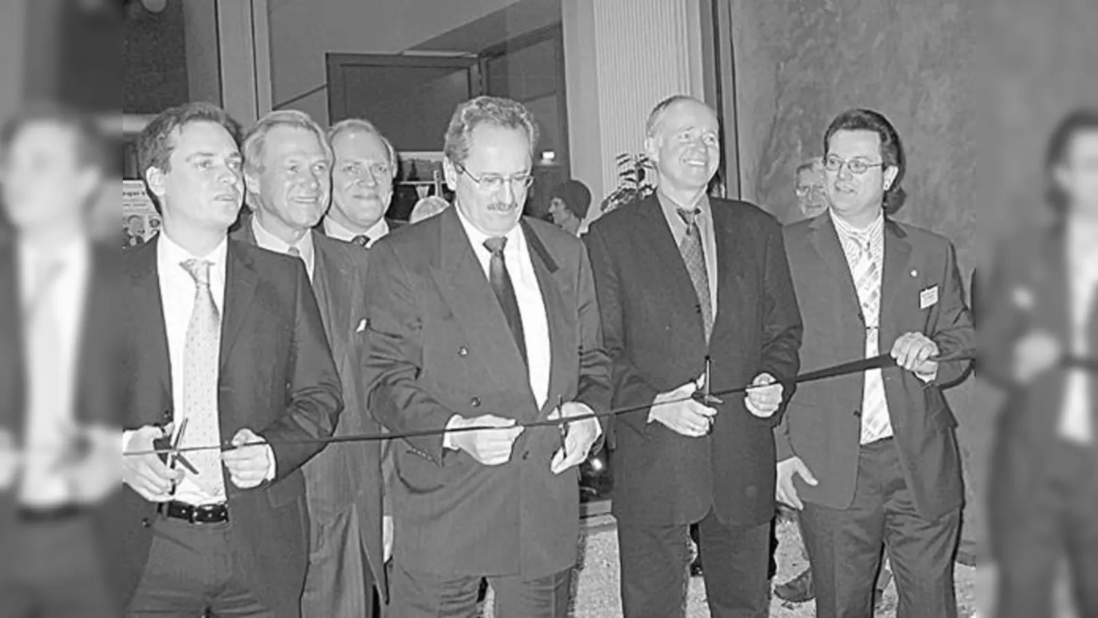 OB Christian Ude durchschneidet feierlich das Band im neuen Kulturzentrum Trudering, links: Ingo Mittermaier und Hermann Memmel.  (Foto: sok-Archiv)
