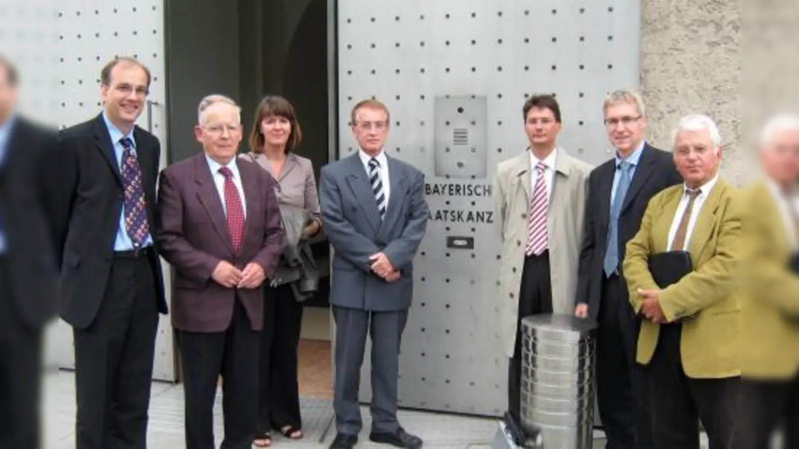 Die Vorsitzenden der Bürgerinitiativen gegen die Flughafenerweiterung nach dem Gespräch mit Ministerpräsident Seehofer und Wirtschaftsminister Zeil vor der Staatskanzlei: (von links) Arthur Schnorfeil (Wörthsee), Rudolf Ulrich, Vorsitzender Fluglärm e.V., Imme Kaiser (Würmtal), Hans-Werner Ruch (Seefeld), Dieter Belschner (Germering), Stephan Mahlert (Gilching) und Manfred Stierstorfer (Weßling). (Foto: pi)