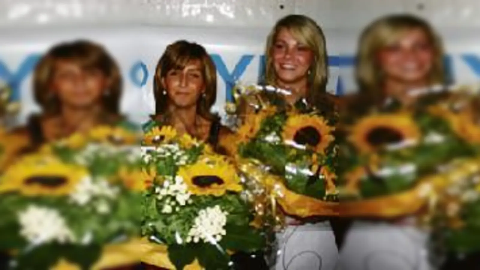 Das Blitzlichtgewitter meisterten die Miss Hasenbergl Seviley und die Zweitplatzierten Gosia (r.) souverän.  (Foto: gf)
