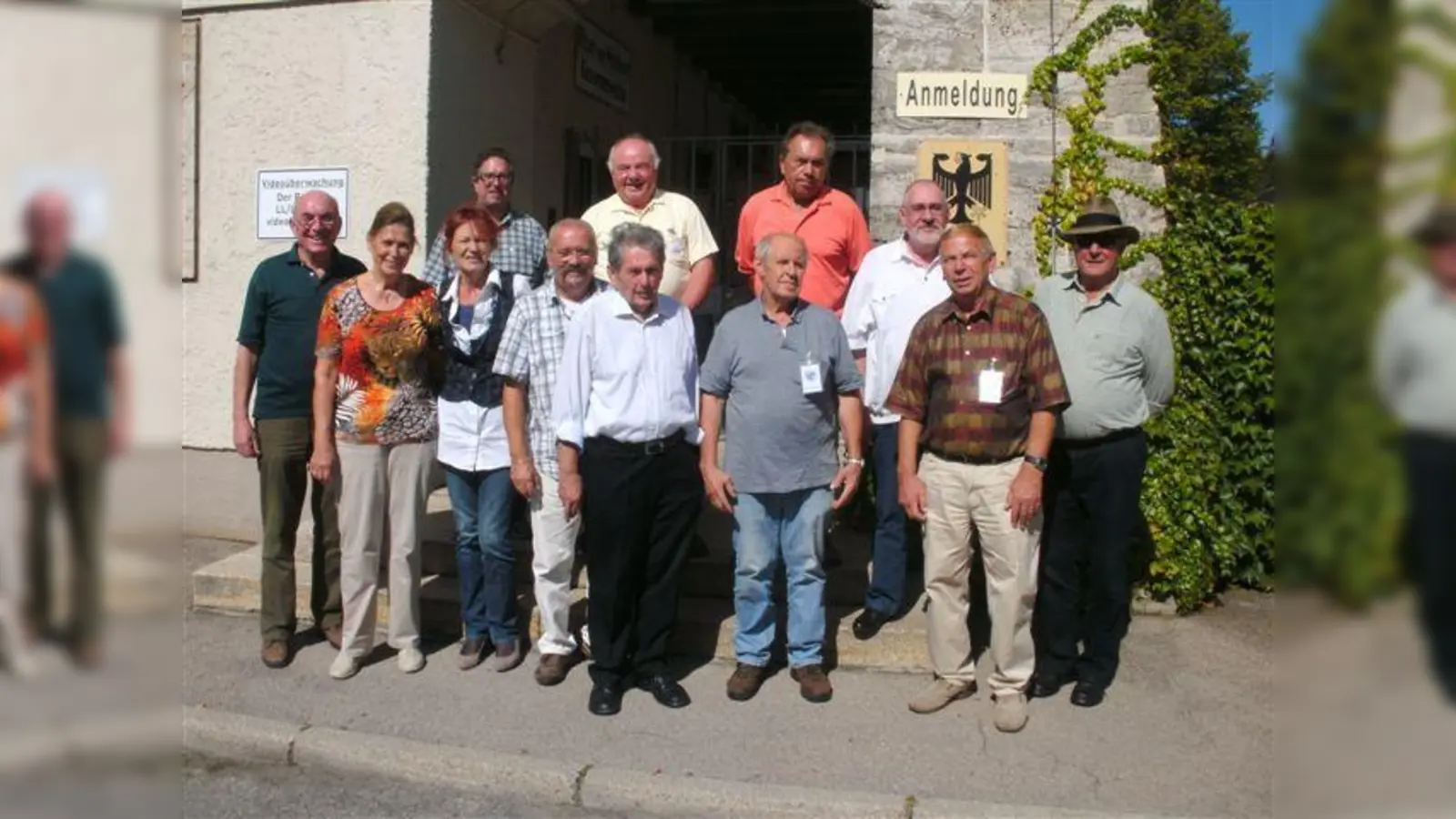 Der Veteranen- und Kriegerverein Laim 1890/2010 unternahm in der vergangenen Woche eine Infofahrt nach Altenstadt zur Luftlande- und Lufttransportschule der Bundeswehr – der „Alma Mater“ deutscher Fallschirmjäger. Nach der Informationsführung durch Oberst a.D. Reinig durch die Lehrsammlung der Schule, wurde nach Empfang der Truppenverpflegung die übende Truppe besucht. (Foto: Veteranen- und Kriegerverein 1890/ 2010)