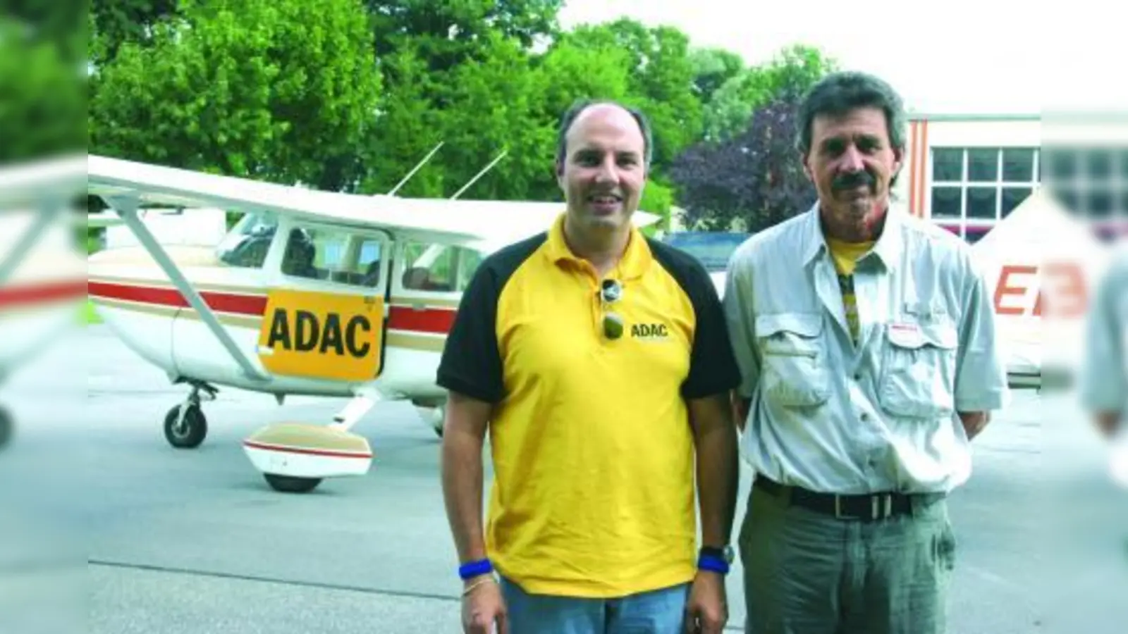 Im Einsatz mit dem ADAC-Verkehrsbeobachtungsflugzeug: Klaus Ablaßmeier und Johann Schwarz. (Foto: ls)