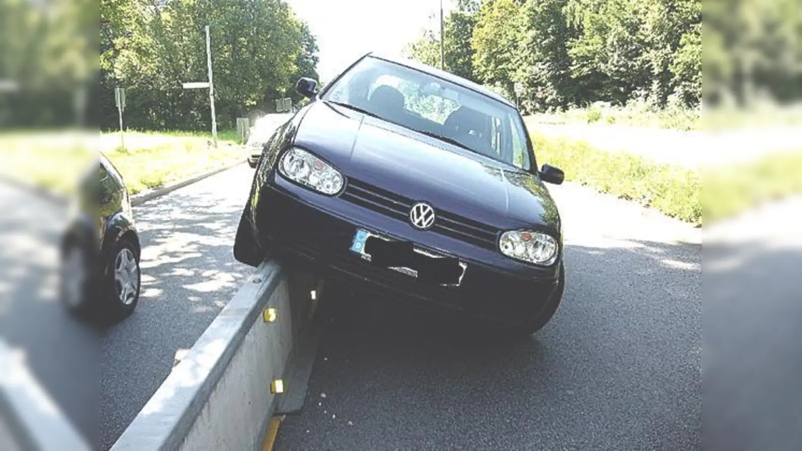 Sieht zwar nicht so aus, aber am PKW entstand nur  geringer Sachschaden.	 (Foto: Polizei)