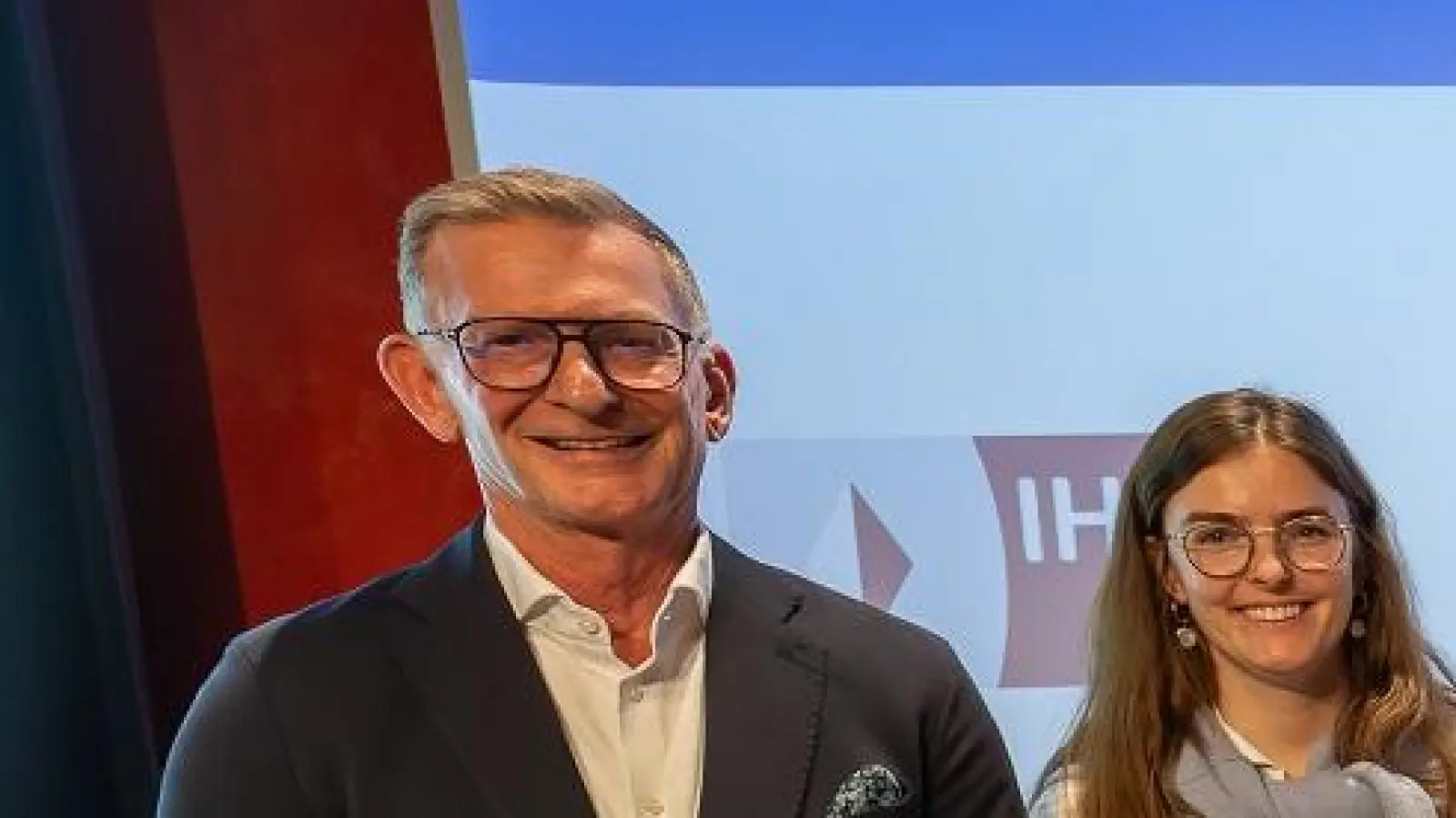 Die Schülerinnen aus Gilching mit (v.l.) Hubert Schöffmann (IHK), Lehrerin Elisabeth Linne, Frank Opis (Team-Coach), Michael Steinbauer (IHK-Regionalausschuss Fürstenfeldbruck) und Jürgen Biffar (Stiftung Digitale Bildung).  (Foto: IHK für München und Oberbayern/Hans-Rudolf Schulz)