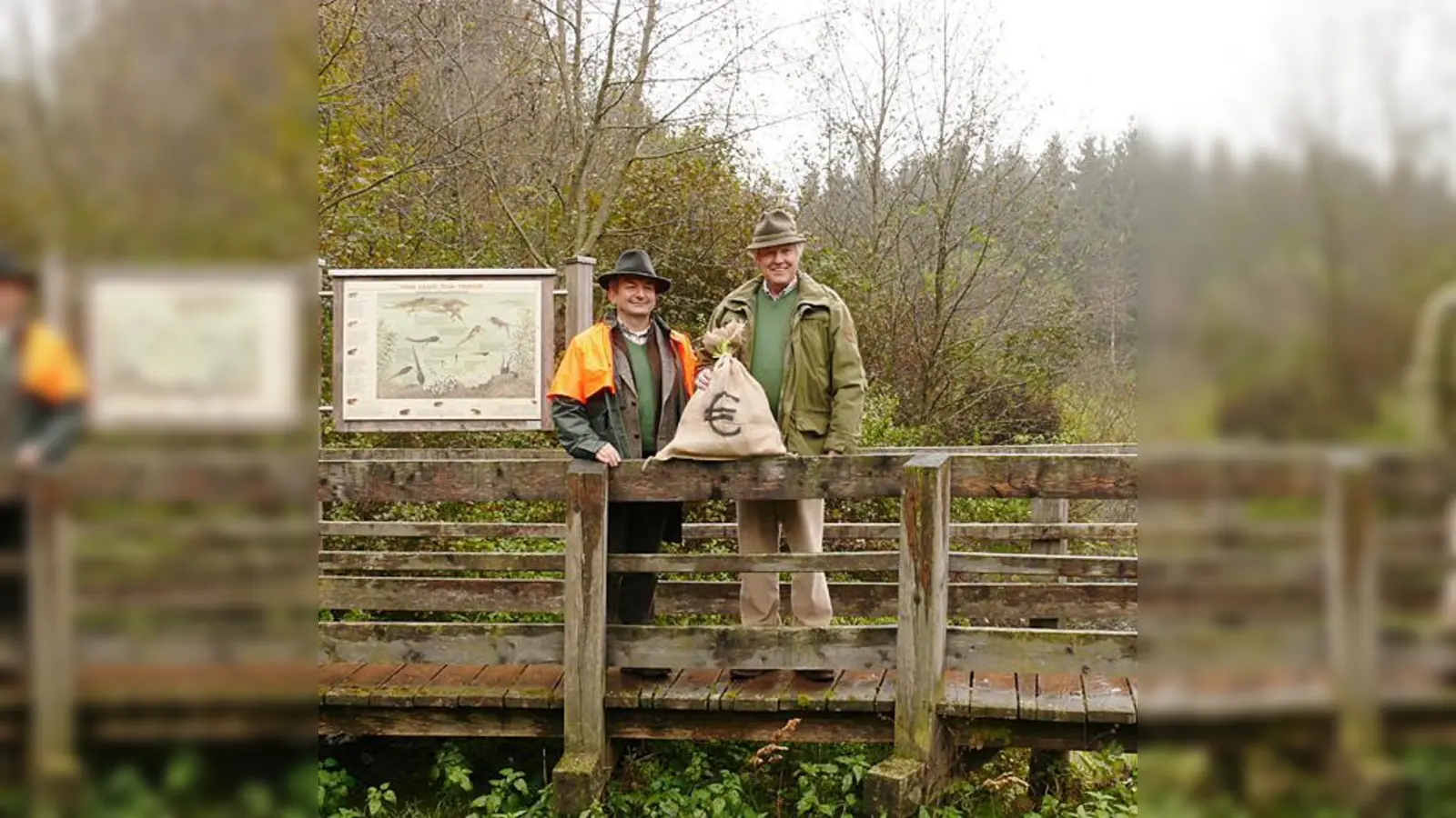 Jürgen Vocke (l.) überreicht Heinz Utschig von den Bayerischen Staatsforsten symbolisch 3.500 Euro für den Spielplatz im Ebersberger Forst.  (Foto: BJV)
