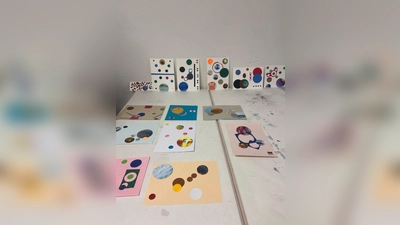 Einem Punkt freien Lauf lassen - darum geht es dem Kurs der Malakademie. (Foto: Münchner Bildungswerk/Carolin Leyck)