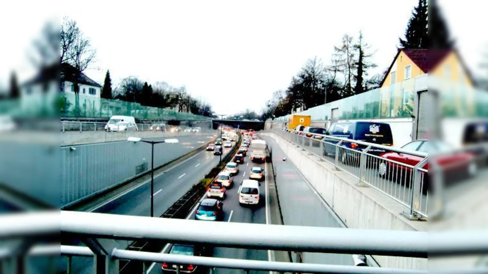 Rückstau so weit das Auge reicht: An der Zufahrt am Effnerplatz und auf dem Isarring Richtung Ifflandstraße schleichen die Autos gen Schwabing.	 (Foto: ikb)