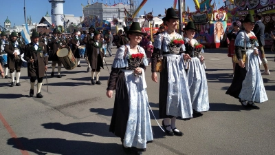 In Bayern gehört das Trachtengewand zum unverfälschten weiß-blauen Lebensgefühl.  (Foto: Stefan Dohl)