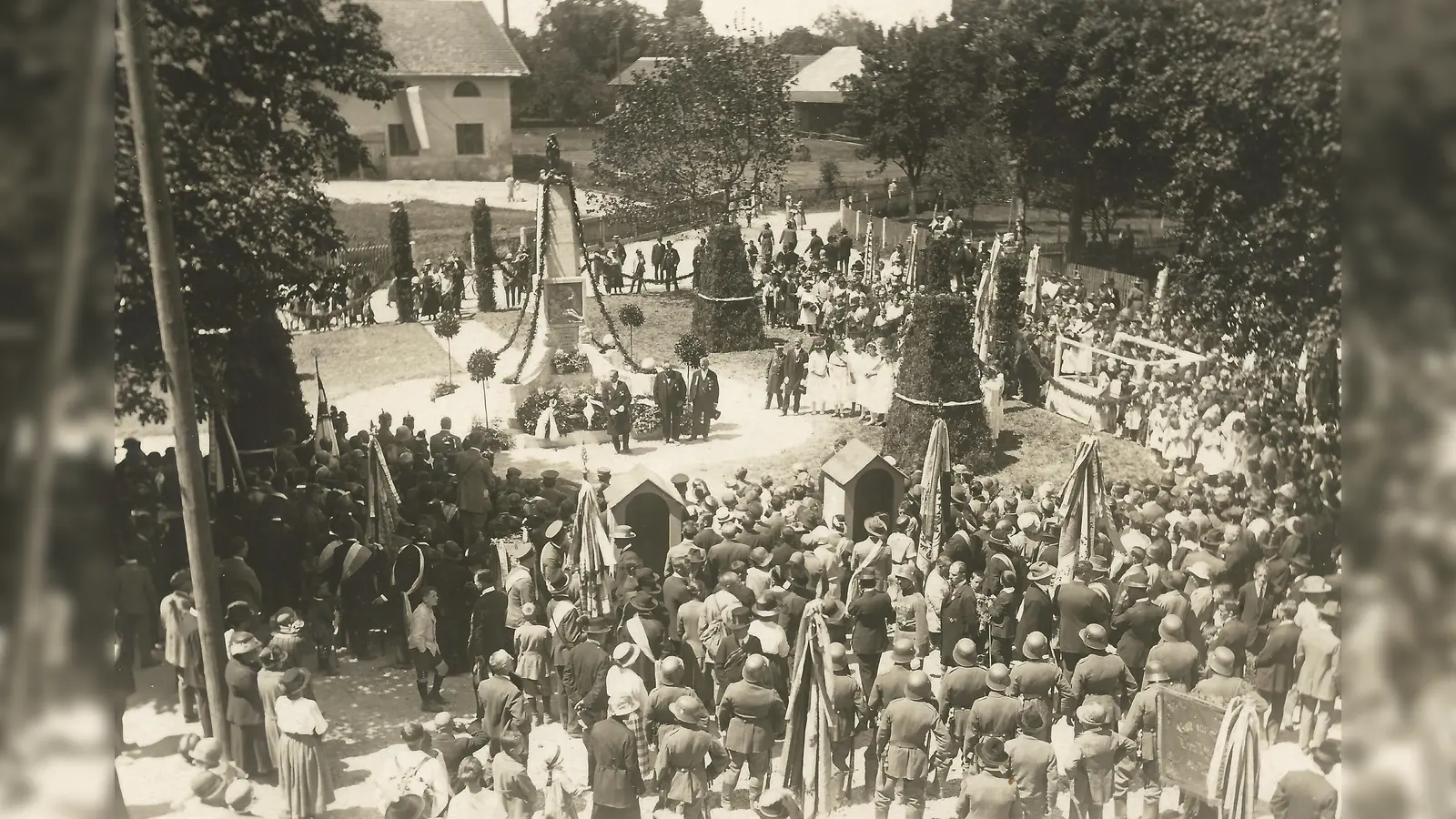 Die Einweihung des Kriegerdenkmals in Unterhaching am fand am 7.6.1925 statt. Organisiert wurde der Bau des Denkmals vom damaligen Krieger- und Soldatenverien.  (Foto: Veteranen- und Reservistenkameradschaft)