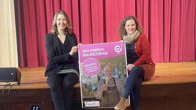 Kulturhaus-Geschäftsführerin Christine von Löwis (l.) und ihre Stellvertreterin Veronika Leo freuen sich auf das Jubiläumsprogramm. (Foto: hw)
