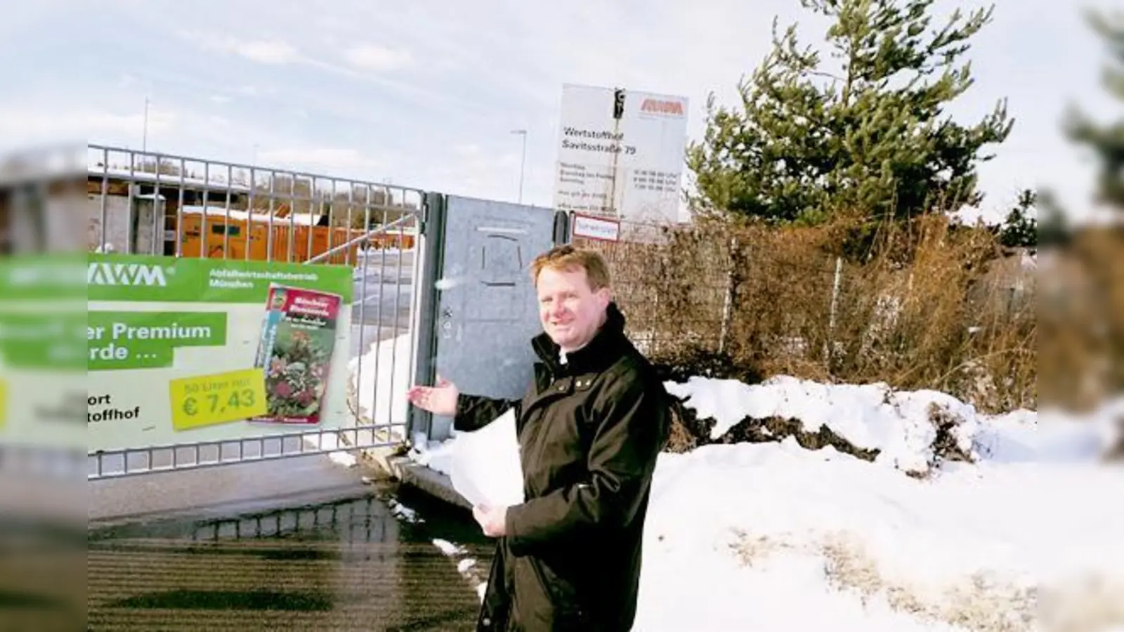 Der CSU-Ortsvorsitzende Michael Nord vor der Zufahrt des Wertstoffhofes. (Foto: Privat)