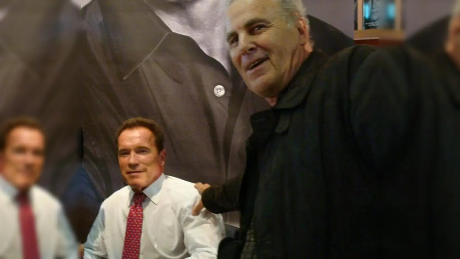 »Ill be back!« Ob dieses nicht nur in und um Graz fast schon ikonisch gewordene Zitat als Versprechen oder als Drohung zu verstehen ist, bleibt offen. Auf der Frankfurter Buchmesse überraschte Roger Field Arnold Schwarzenegger persönlich.  (Foto: Roger Field)
