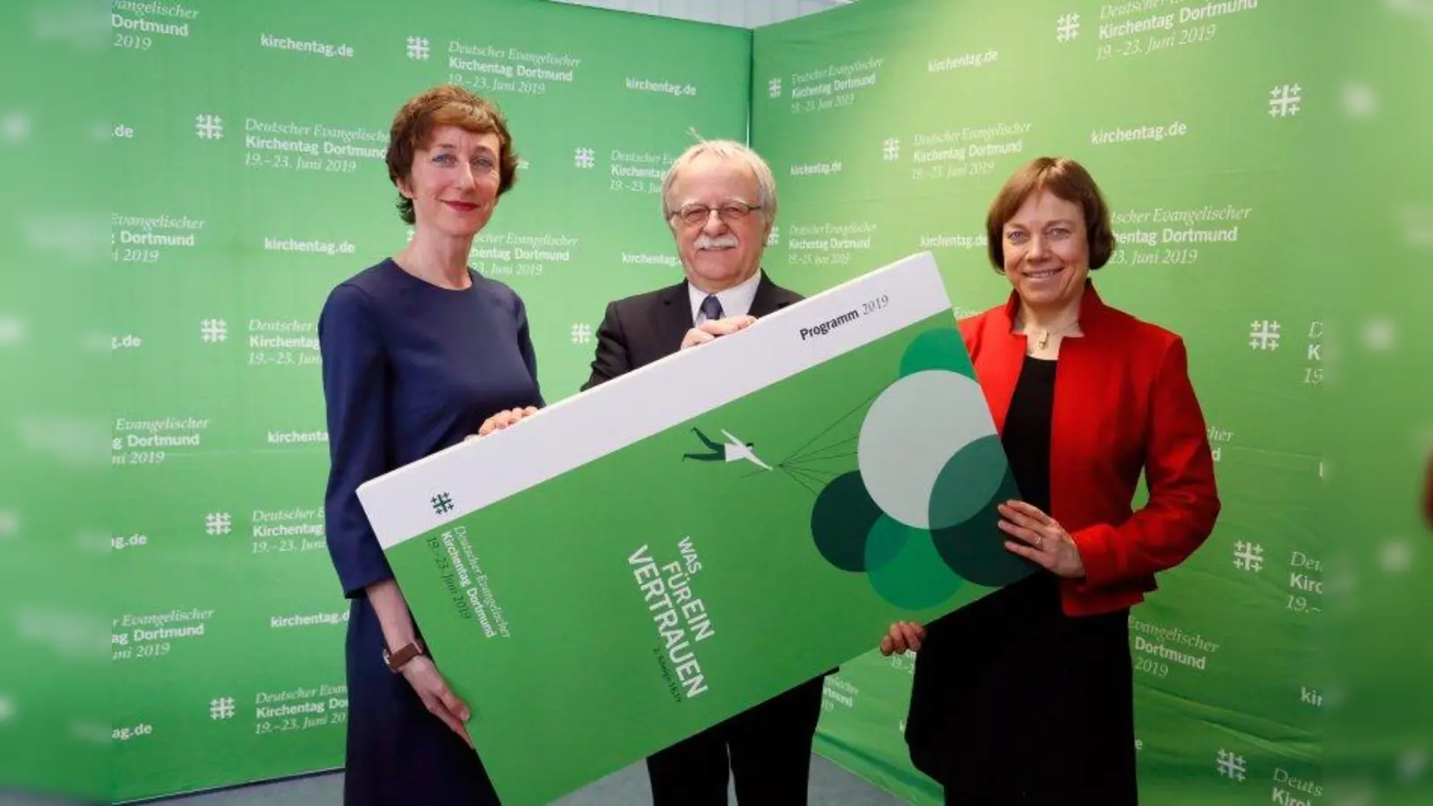 Beim Kirchentag in Dortmund geht es auch um Nachhaltigkeit. Julia Helmke (Generalsekretärin des Kirchentags), Hans Leyendecker (Präsident des 37. DEKT) und Annette Kurschus (Präses der Evangelischen Kirche von Westfalen) stellten das Programm vor (von links). (Foto: DEKT/Silvia Kriens)