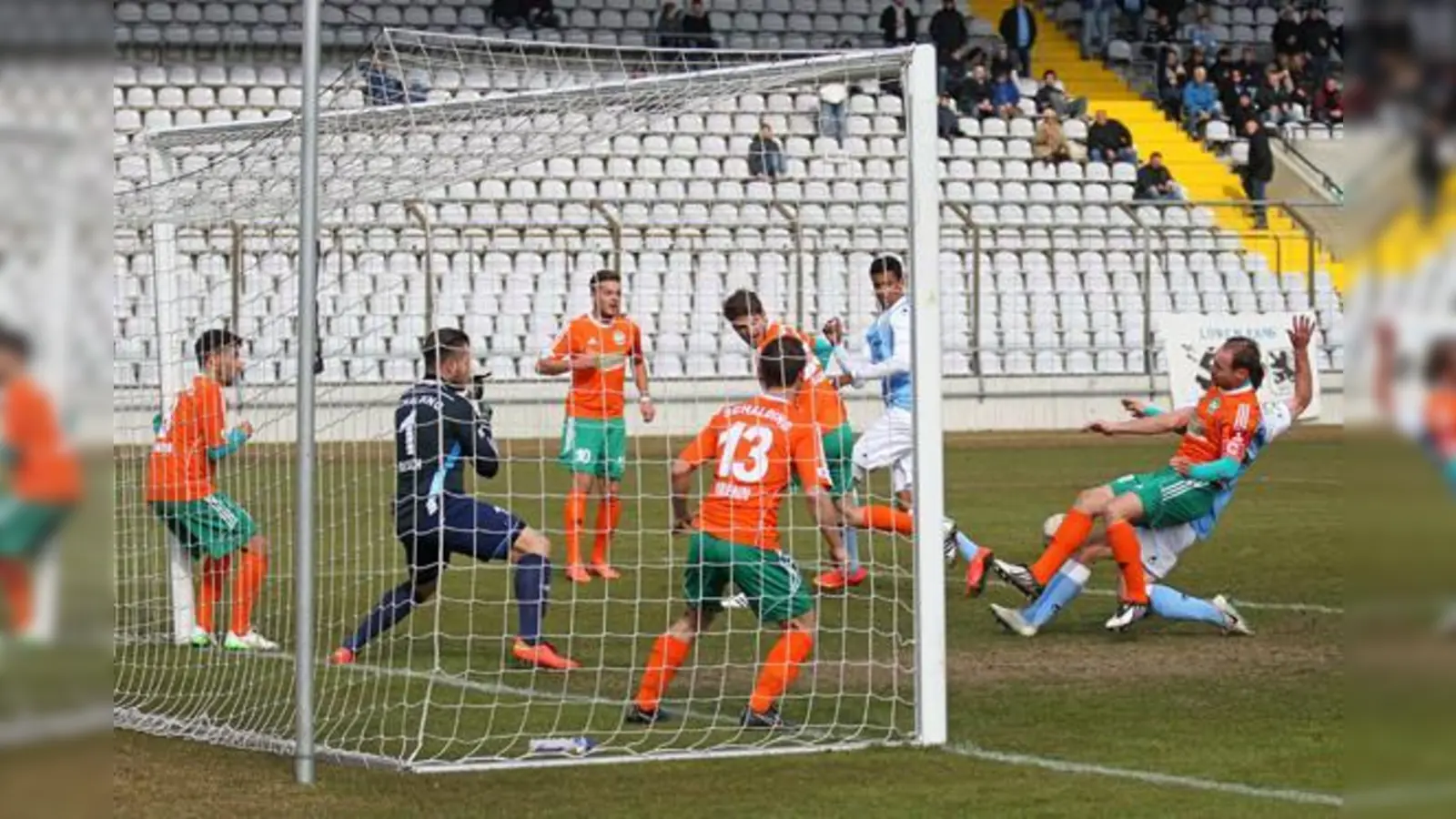 Verteidigung mit Mann und Maus: SV Schalding-Heining.  (Foto: A. Wild)