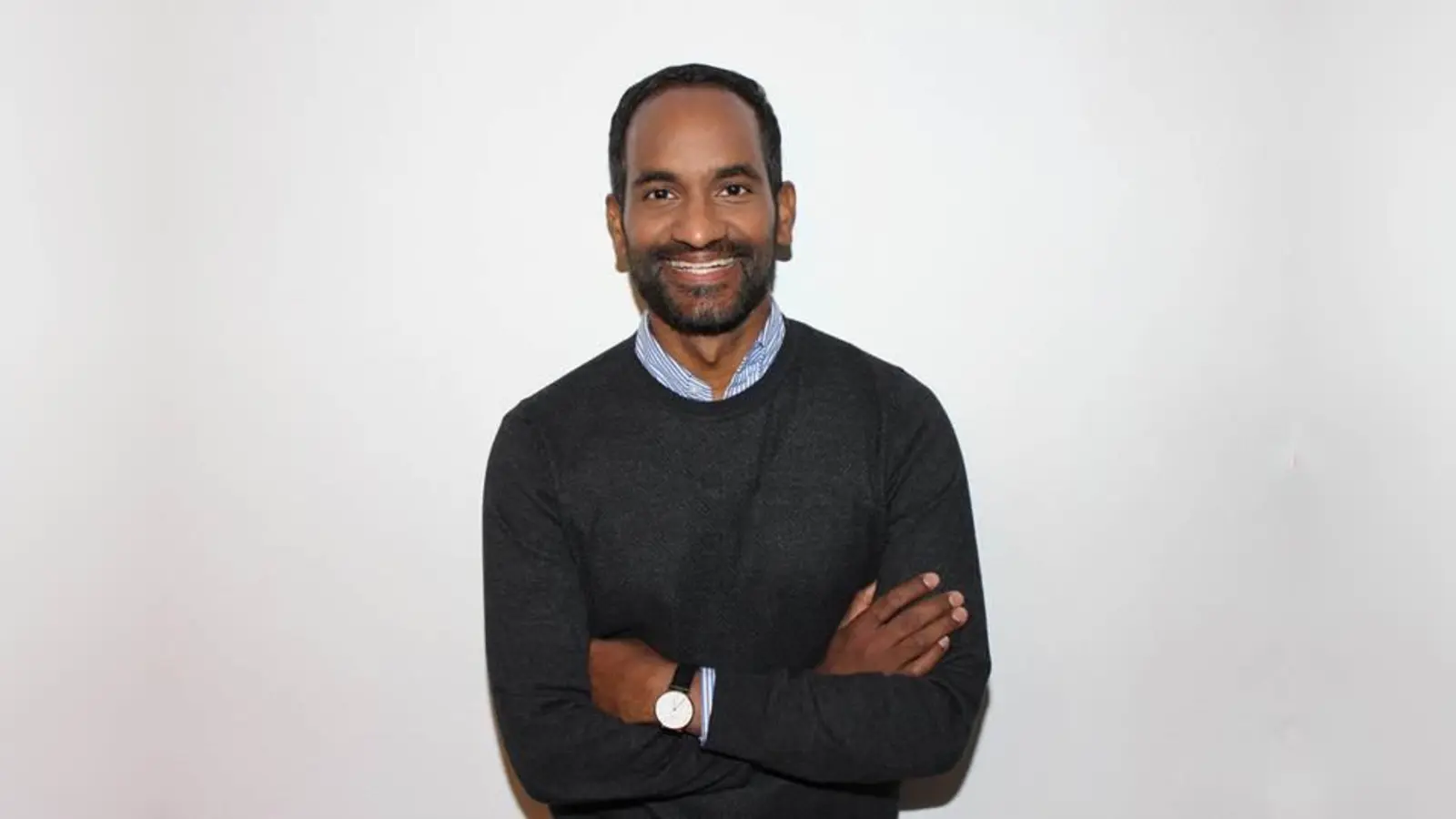 Der Arzt und Autor Umeswaran Arunagirinathan liest aus seinem Buch,. (Foto: VA)