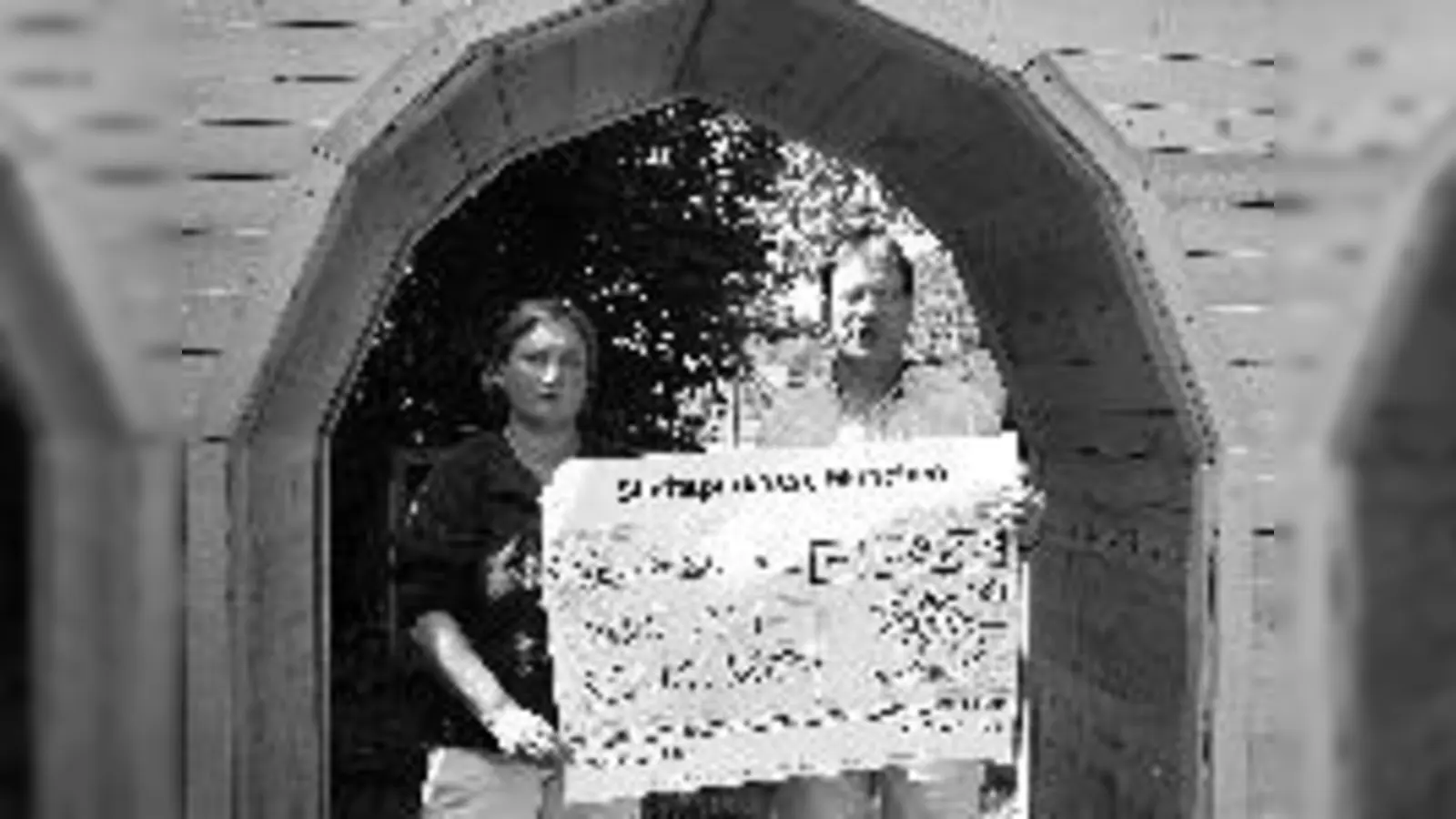 Da kommt Freude auf: Bundestagsabgeordneter Dr. Axel Berg (SPD) überreicht den Riesenscheck an die Leiterin Heike Bloom.	 (Foto: »Haus am Schuttberg«)