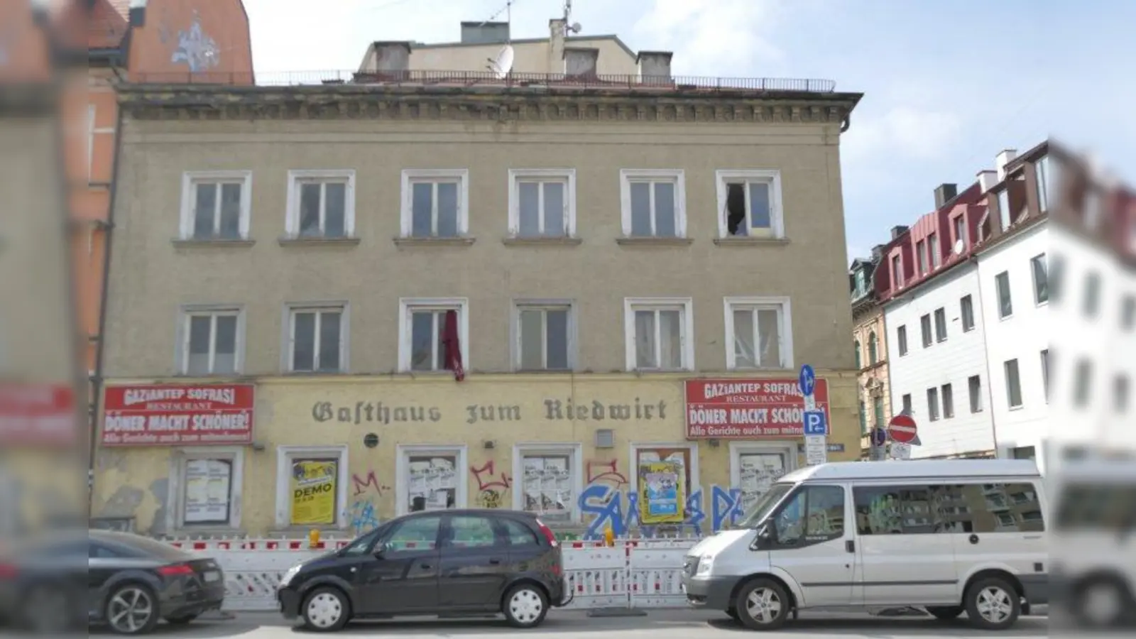 Zum voraussichtlich letzten Mal ist das verfallende „Dönerhaus” Schwanthalerstraße 119 Gegenstand der Berichterstattung. Für 4,85 Millionen Euro hat es per Zwangsversteigerung einen neuen Eigentümer bekommen. (Foto: ds)