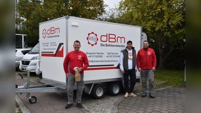 Der Vereinsvorsitzende Marcus Ölsner (mi) begrüßt Ralf Schmidt (li) und Benjamin Werther (re) als neue Mitglieder. (Foto: coe)